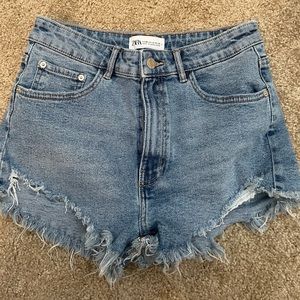Short Zara small size never worn